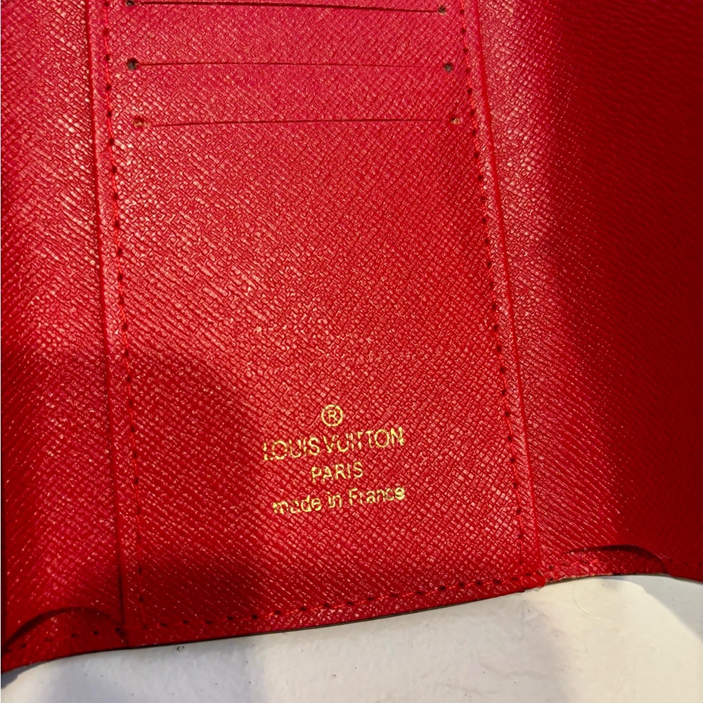 Embossed leather trifold wallet - Picture 3 of 3